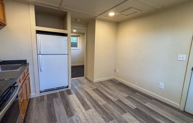 1 bed, 1 bath, $895, Unit 785 Hwy 99N - Apt. 8A