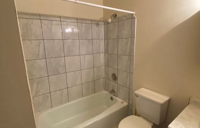 1 bed, 1 bath, $850, Unit 6