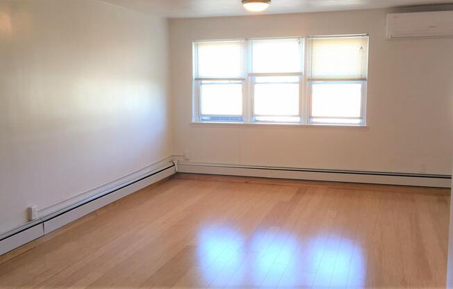 2128 E 70 ST