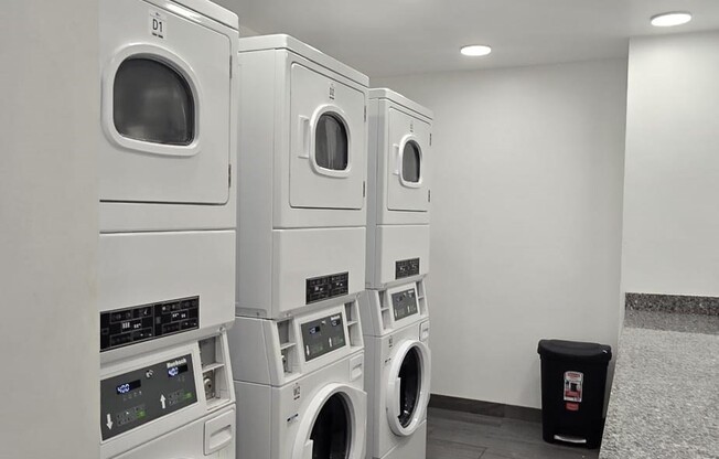 2 beds, 1 bath, $2,100, Unit 201