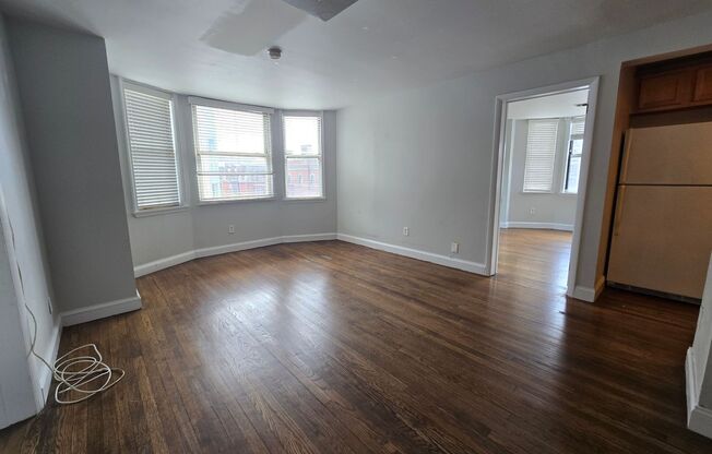 Bright 2 bed 1 bath in the heart of Rittenhouse