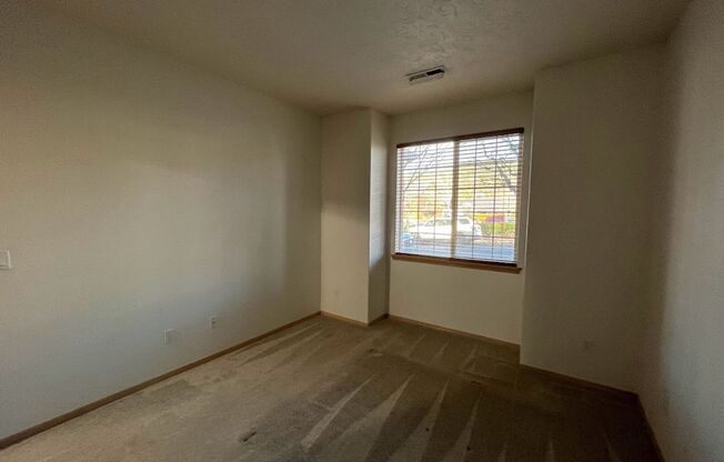 Roomy 3bd/2.5ba Townhome in Desirable Happy Valley!