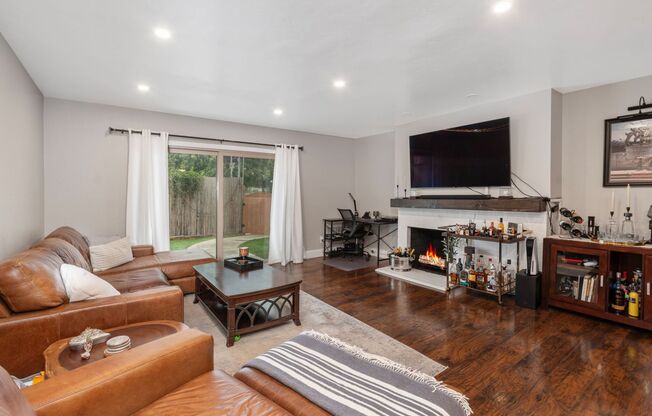 Completely Renovated 3 Bed/2.5 Ba Townhome in the Alvarado Plaza Complex