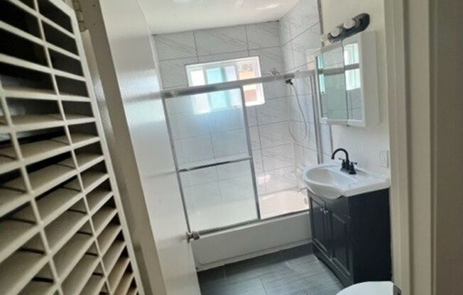 425 - 991-997 Ravenscourt Ave