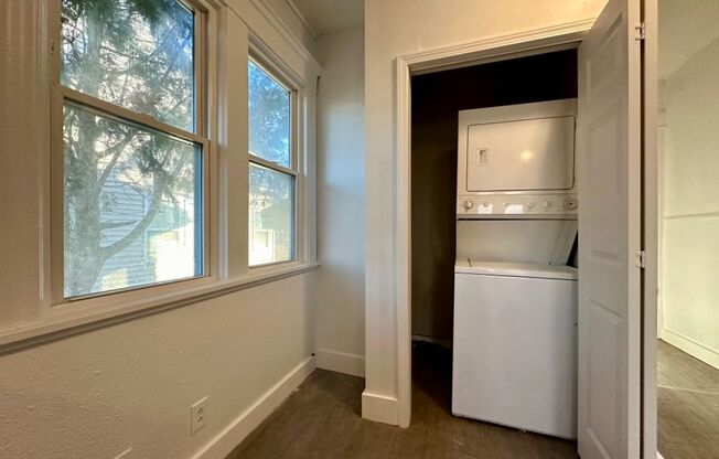 Great 5 Bedroom 1 Bathroom Home in Minneapolis!!