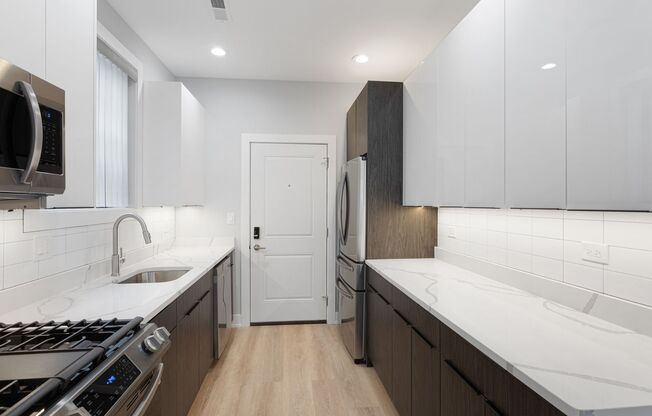 7642 48 N EASTLAKE TERRACE