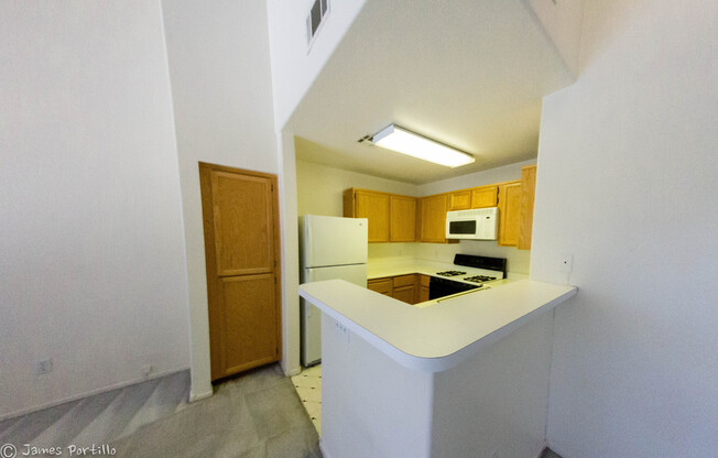 Summerlin area upper condo/vaulted ceilings/light and bright