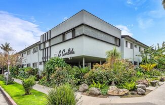 Top floor unit unit with Pool!