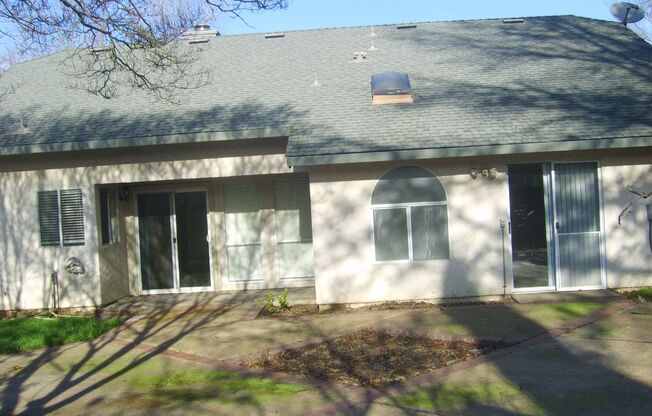 Lovely home near shopping, E.G. schools and parks