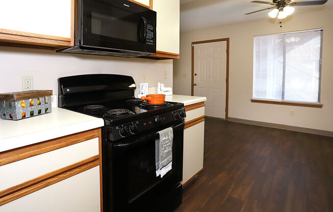 Apartment have oven and microwave at cross creek aprtments and townhomes