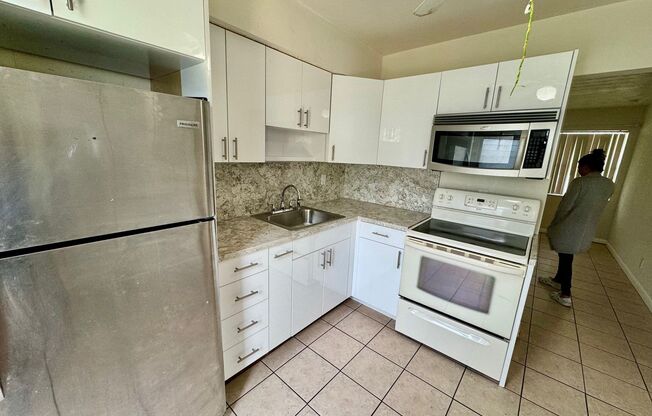 606 SW 8 ST