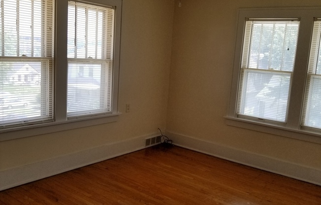 3 beds, 1 bath, $1,350, Unit 3418