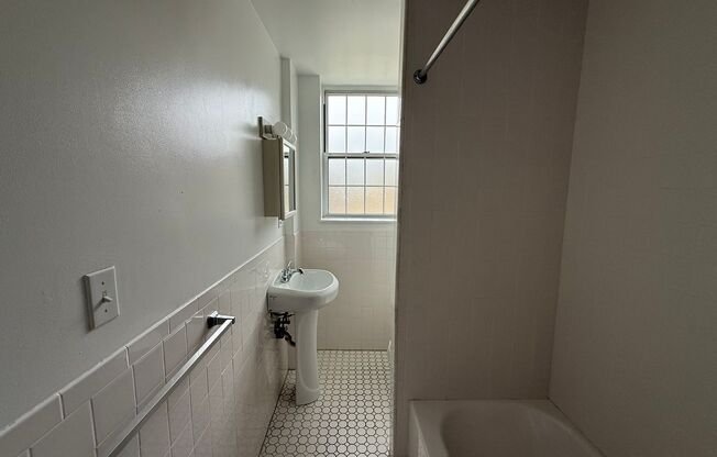 2 beds, 2 baths, 1,303 sqft, $2,200, Unit New King Edward  501