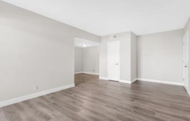 Bella Vita Condominium/Ground Floor/Upgraded/Minutes to the Strip