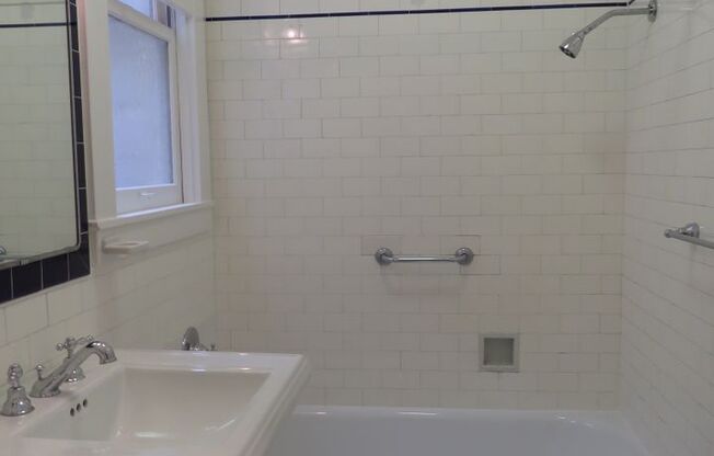 2 beds, 1 bath, $5,300, Unit 2040