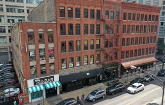 25 W HUBBARD ST
