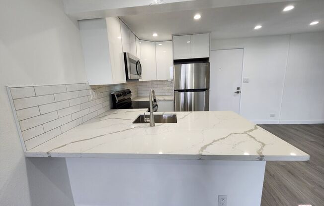 2 beds, 1 bath, 836 sqft, $3,700, Unit 555