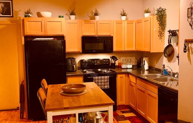 2 beds, 2 baths, 926 sqft, $1,575, Unit 306