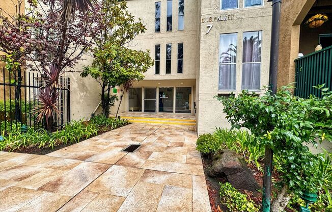 Nice Top Floor Unit Located in the Desired Greenwood Condominiums is Available Now!