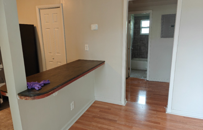 1418 UN ST W