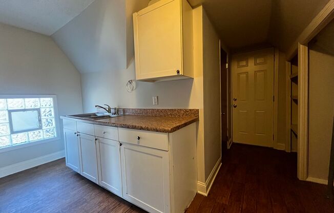 1 bed, 1 bath, 550 sqft, $875, Unit Unit 3