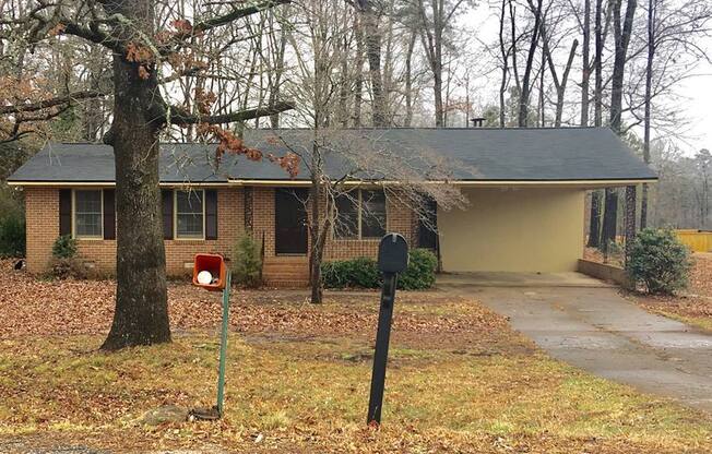 Clarke Co. - Athens, GA Huntington Ct - 3 Bedroom, 1.5 Bathroom - Brick Home - Right Next to the GA. Square Mall - Convenient to all Athens Amenities