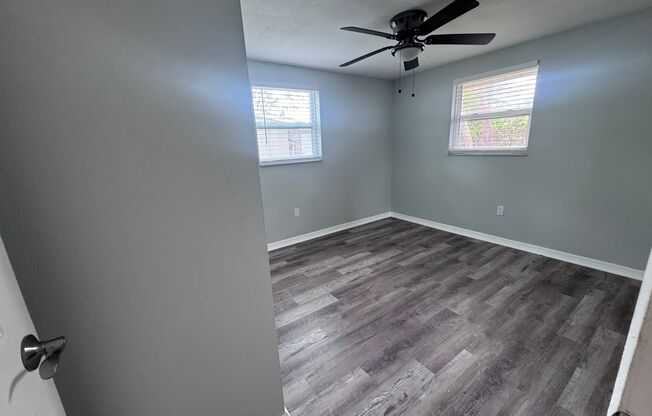 2 Bedroom 1 Bath Duplex with Washer/Dryer!