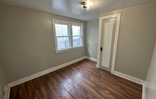 1 bed, 1 bath, $900, Unit R1