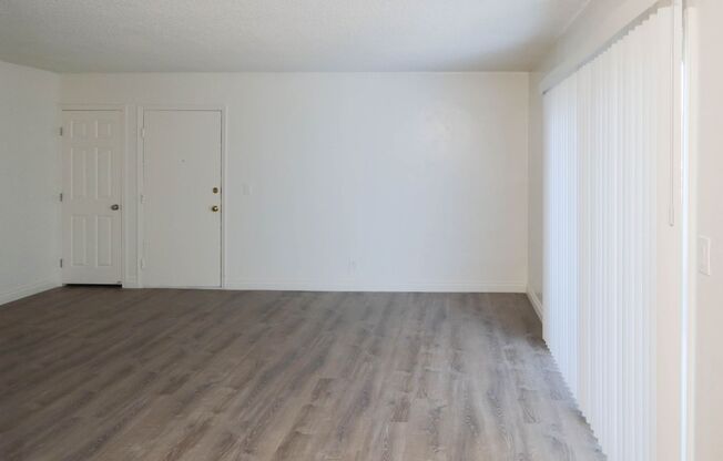 2 beds, 1 bath, 925 sqft, $2,400, Unit 7
