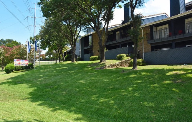 Oakwood Creek Apartments exterior building and yard