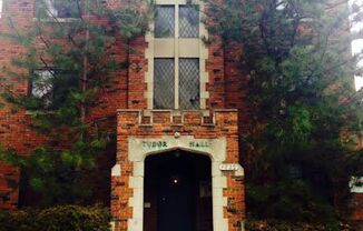 Tudor Hall~ Shadyside on the boarder of Oakland and Bloomfield~ convenient walkable location