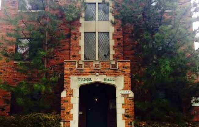 Tudor Hall~ Shadyside on the boarder of Oakland and Bloomfield~ convenient walkable location