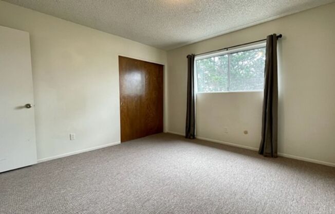 2 beds, 1.5 baths, $2,400, Unit 992 Fair Oaks Ave. Unit B