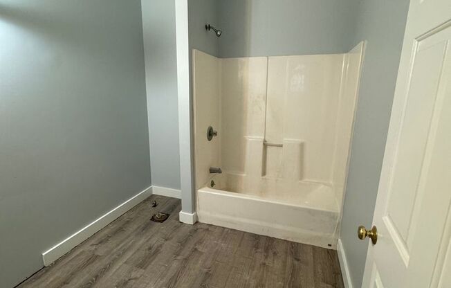 2 beds, 1 bath, $1,350, Unit 16 Park St. Unit B