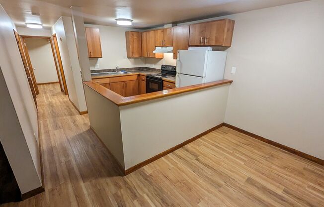 2 beds, 1 bath, 750 sqft, $1,595, Unit 16