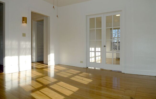 2 beds, 1 bath, 860 sqft, $1,305, Unit 24 - 212