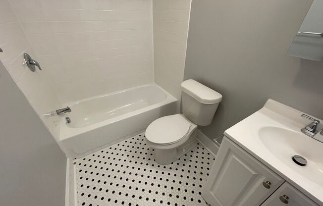 2 beds, 1 bath, 750 sqft, $2,199, Unit 5641 Hobart St. #B4