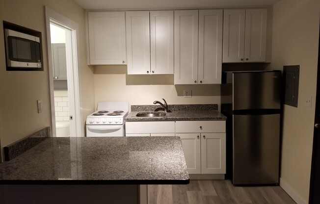 Studio, 1 bath, $725, Unit 18