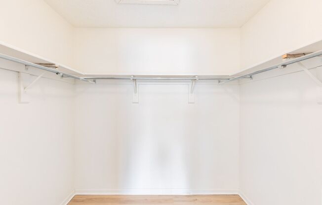 2 beds, 1 bath, 940 sqft, $1,375, Unit 05/01/8565