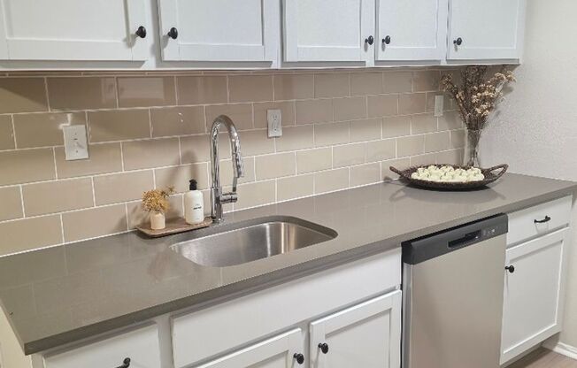 2 beds, 1 bath, 900 sqft, $1,321, Unit LAW11-116