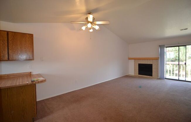 Clean, Bright upstairs Banyan Hollow Condo w/ central A/C!