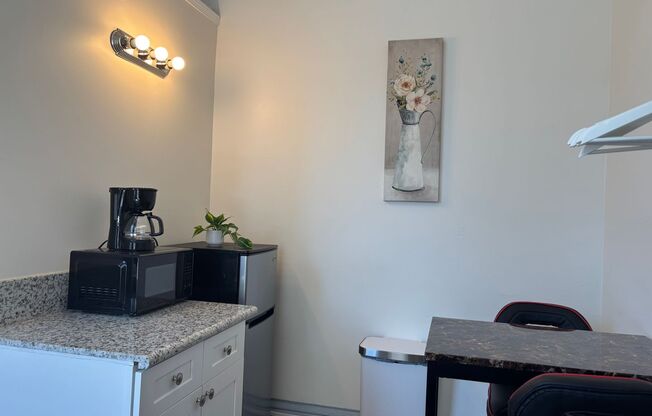 Studio, 1 bath, $1,400, Unit 42