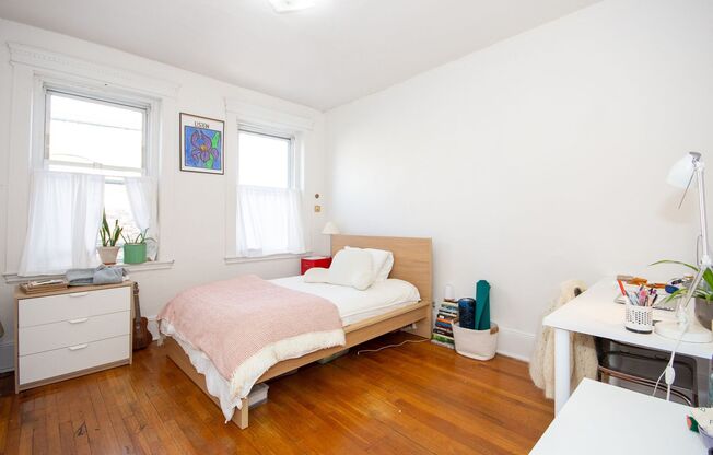 2 beds, 1 bath, $3,000, Unit Unit #32