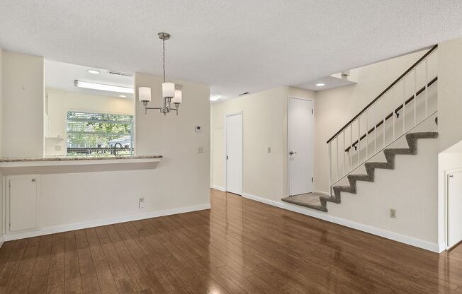 Beautiful 2-Bedroom 2.5Bathroom Mountain View Townhome