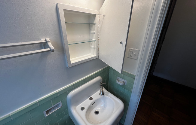 Studio, 1 bath, 400 sqft, $785, Unit 304