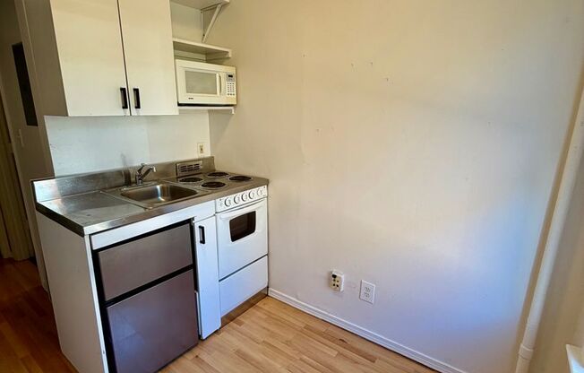 Studio, 1 bath, 116 sqft, $780, Unit 205