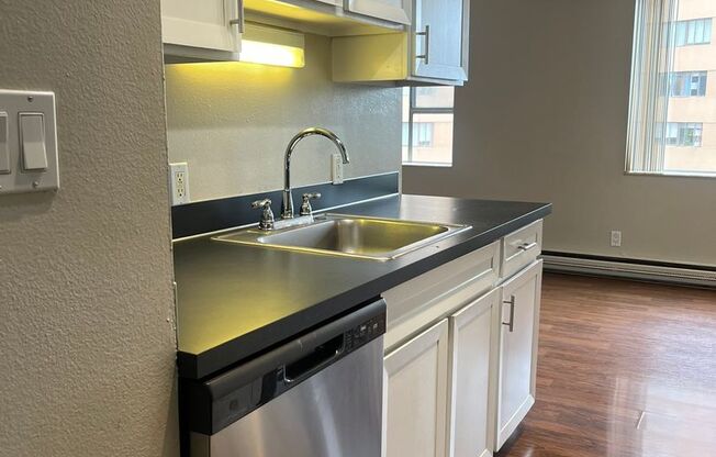2 beds, 1 bath, 856 sqft, $1,850, Unit 405