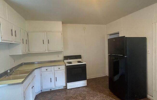 4 beds, 1 bath, 900 sqft, $1,049, Unit Unit B