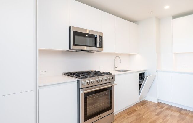 Modern 1-Bed Apartment w/ Ocean Views + 1 Month Free – South Boston