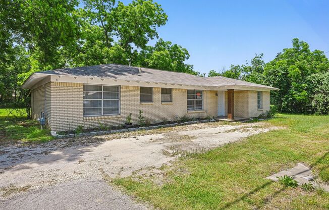 CHARMING AND QUAINT 4 bedroom, 2 bathroom home in Joshua, TX!!